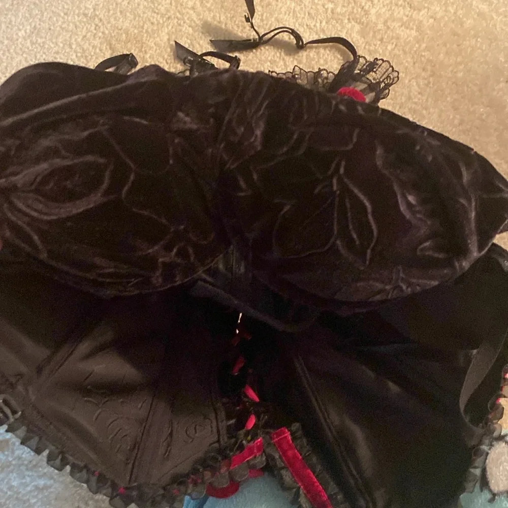 Lovers lane brand velvet corset. Back hooks and push up bra inside - Picture 10 of 15